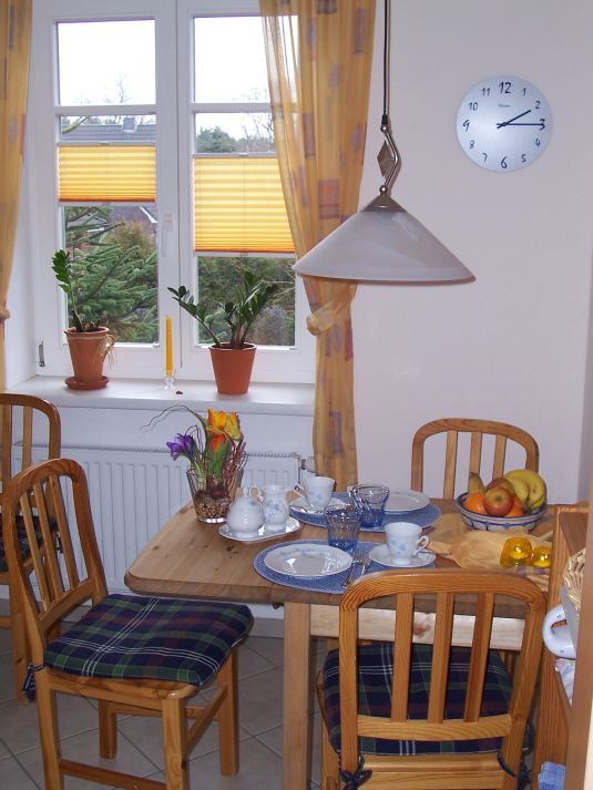 Küchenzeile mit Geräten